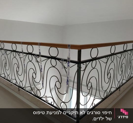 מעקה זכוכית עם מסגרת מתכת מעוצבת